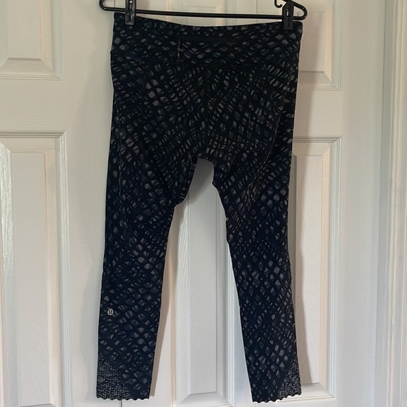 Lululemon crops Size 10🥰🥰 - Picture 3 of 4